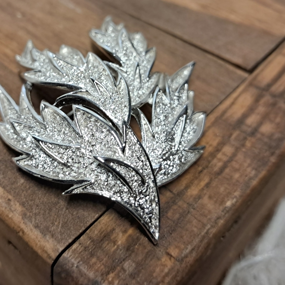 Vintage Crown Trifari Leaf Brooch - Picture 3 of 4